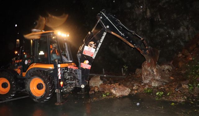 Karadeniz Sahil Yolu heyelan nedeniyle tek yönlü trafiğe kapandı