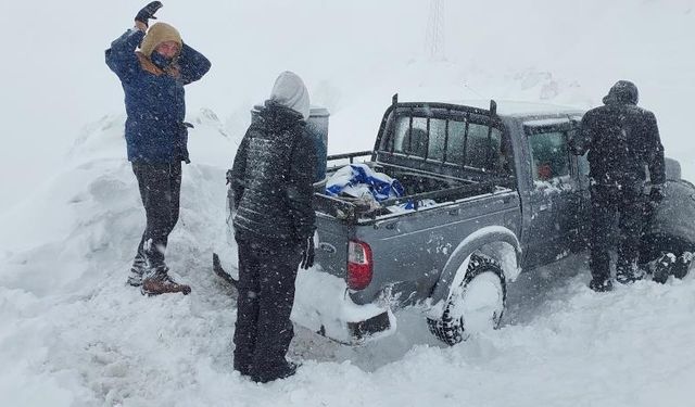 Artvin'de kar nedeniyle mahsur kalan 3 Fransız turist için köy halkı harekete geçti