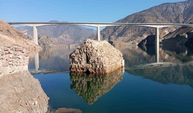 Baraj suları çekilince tarihi Tekkale Kalesi gün yüzüne çıktı (Artvin Haber)