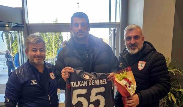 Samsunspor taraftarlarından, Volkan Demirel’e çiçek ve forma hediyesi