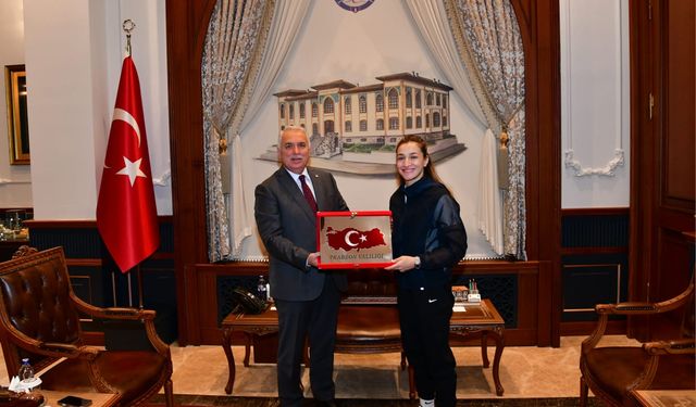 Trabzon Valisi Aziz Yıldırım,  Buse Naz Çakıroğlu’nu makamında ağırladı