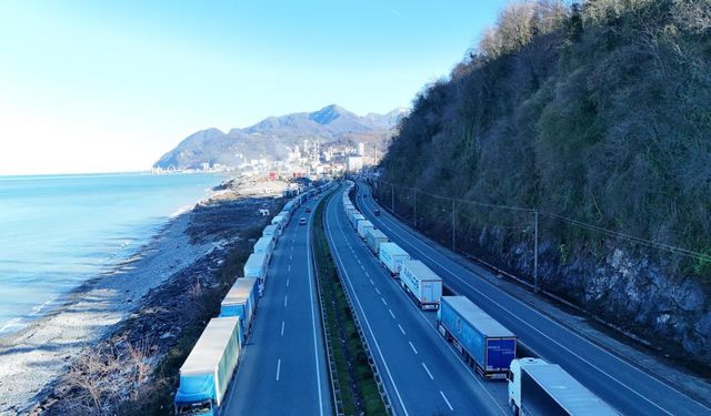 Sarp Sınır Kapısı'nda tır kuyrukları Hopa'da trafik sorununa yol açıyor