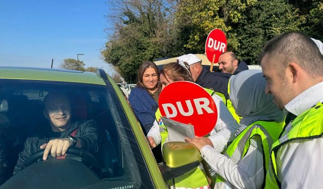 Engelli bireyler trafik görevlisi oldu, sürücüleri uyardı