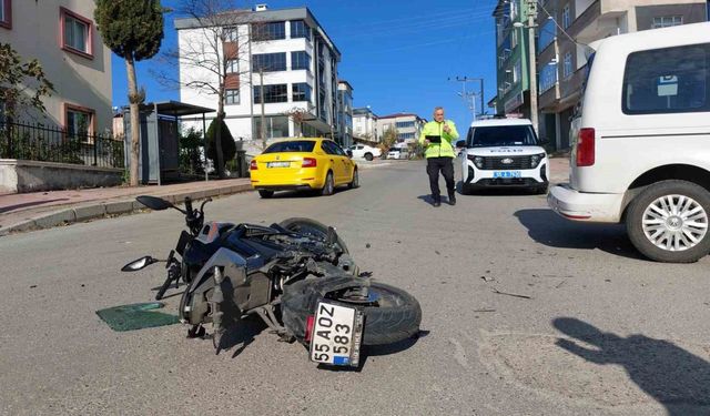 Motosiklet hafif ticari araca arkadan çarptı: 1 yaralı