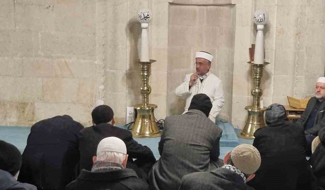 Bayburtlular üç ayların başlangıcında sabah namazında bir araya geldiler