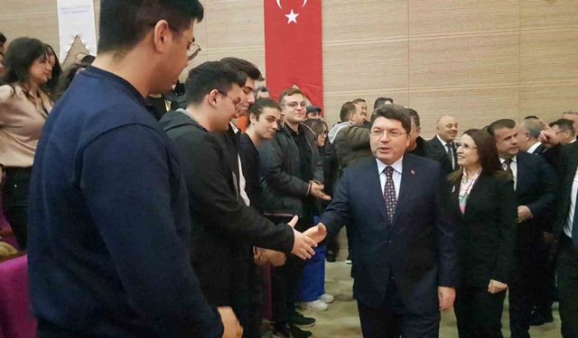 Adalet Bakanı Tunç, gençlere tecrübelerini anlattı