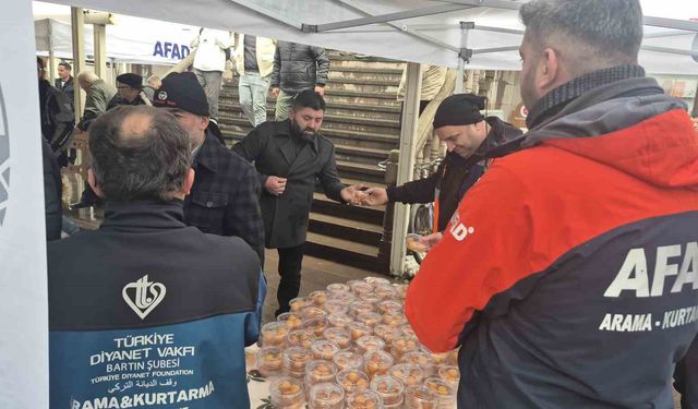 Bartın’da depremzedeler hayrına lokma dağıtıldı
