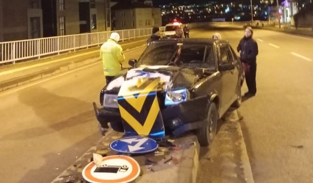 Bartın’da kontrolden çıkan otomobil refüje çıktı