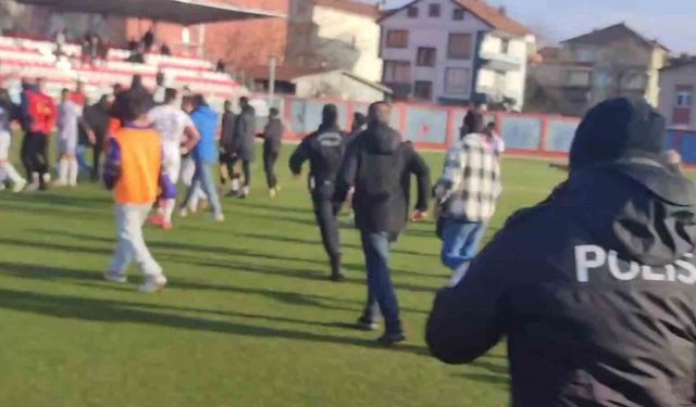Bartın’da maçın bitiş düdüğüyle saha karıştı