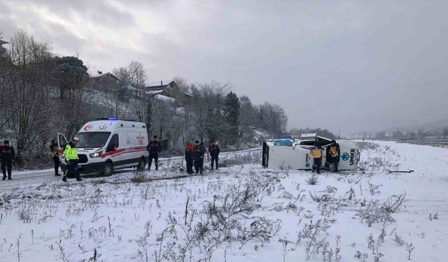 Bartın’da yardıma giden UMKE aracı buzlu yolda devrildi: 1 yaralı