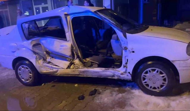 Hasta taşıyan ambulans ile otomobil çarpıştı: 8 yaralı