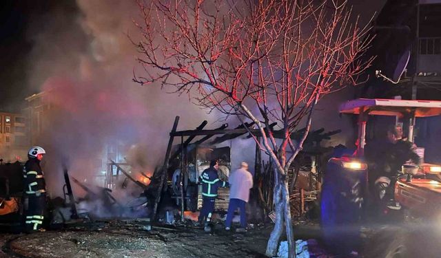 Tokat’ta geceyi aydınlatan yangın korkuttu