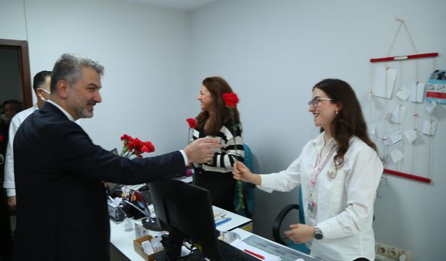 AK Parti İl Başkanı Dr. Sezgin Mumcu’dan Sağlık Çalışanlarına Tıp Bayramı Ziyareti