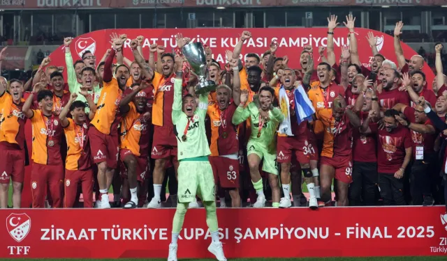 Galatasaray, kupayı coşkuyla kaldırdı!