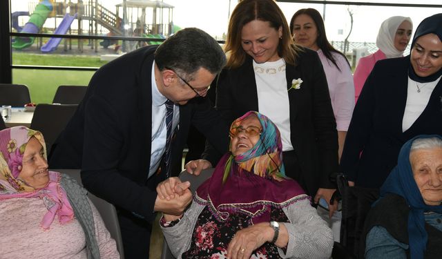 Başkan Genç’ten huzurevindeki annelere vefa