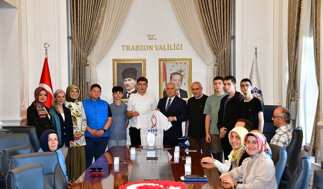 Vali Aziz Yıldırım, Trabzon Teknoloji Derneği Yöneticilerini ve Beraberindeki Öğrencileri Makamında Kabul Etti