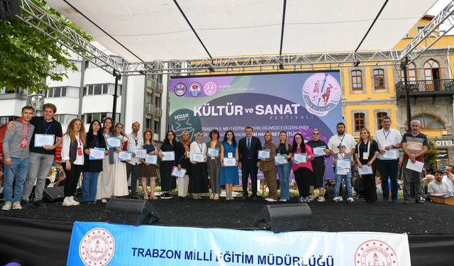 Kültür ve Sanat Festivali’nde öğrenci karikatürleri büyük ilgi gördü
