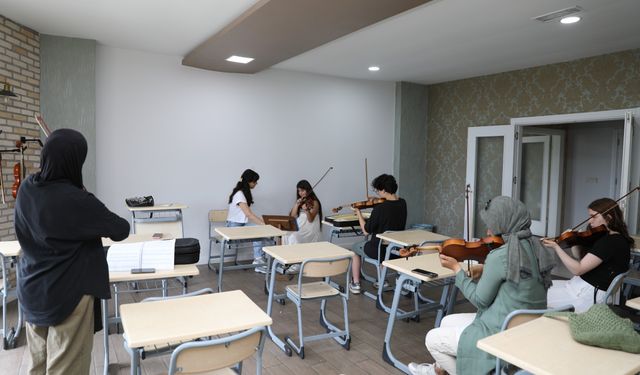 Akçaabat Belediyesi Sanat Kurslarıyla Gençlere Işık Tutuyor