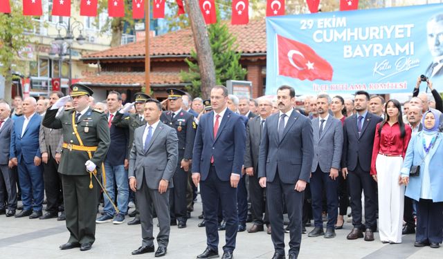 Akçaabat’ta 29 Ekim Cumhuriyet Bayramı Çelenk Sunma Töreni Yapıldı