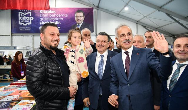 Bakan Uraloğlu Kitap Fuarını Gezdi.