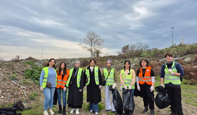 Büyükşehir Ekiplerinden Sahil Temizliği Çalışması