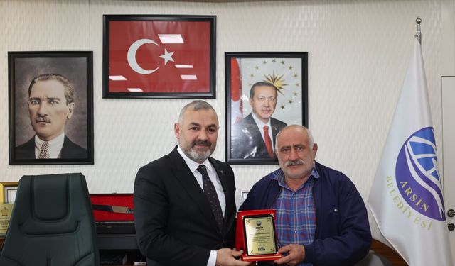 Başkan Bilgin’den emekliye ayrılan personellere plaket