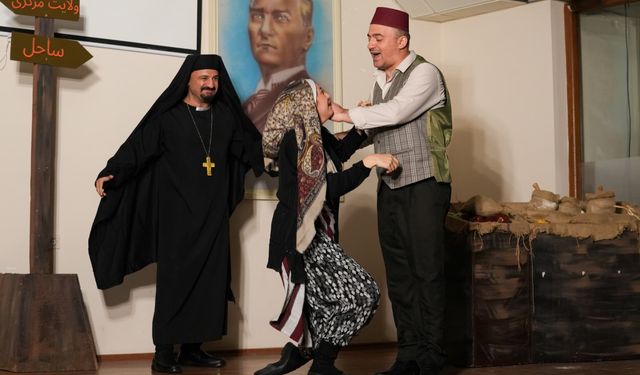 İlçelerde Tiyatro Şöleni Sürüyor