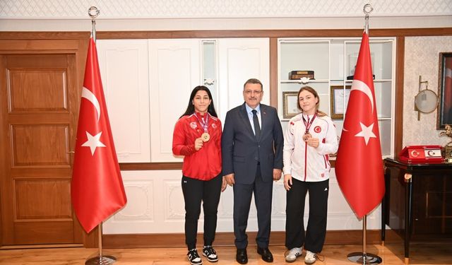BAŞKAN GENÇ: “BAYRAĞIMIZI GURURLA DALGALANDIRDINIZ”