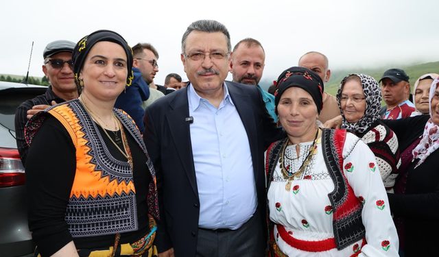 BAŞKAN GENÇ, HONEFTER YAYLA ŞENLİĞİ’NDE VATANDAŞLARLA BULUŞTU