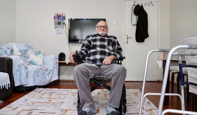BAŞKAN AHMET KAYA’DAN AKÜLÜ SANDALYE DESTEĞİ