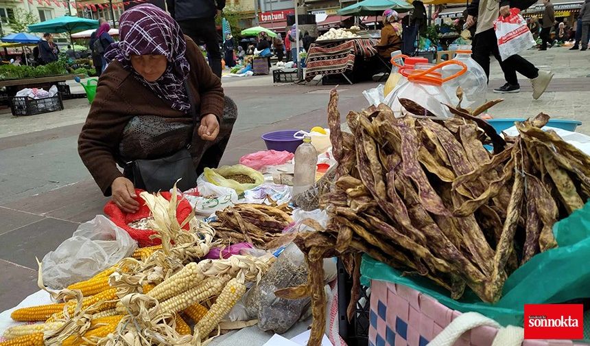 Kadınlar baharla birlikte pazarda doğal ürünleri satıyor