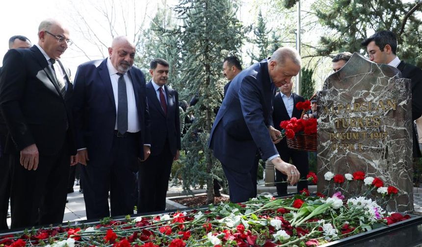 Cumhurbaşkanı Erdoğan, Alparslan Türkeş'in kabrini ziyaret etti.