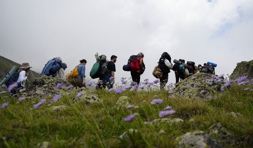 Gümüşhane Valisi Alper Tanrısever'in de katıldığı programda ilk olarak Artabel Gölleri Tabiat Parkı Ziyaretçi Karşılama Evi önünde Gümüşhane Üniversitesi Turizm Fakültesi tarafından workshop etkinliği düzenlendi.