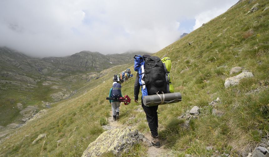 Buradaki programın sonunda ziyaretçilere Gümüşhane'nin yöresel lezzeti siron ikram edilmesinin ardından kamp etkinliği için Artabel Gölleri'ne doğa yürüyüşü başladı. 
