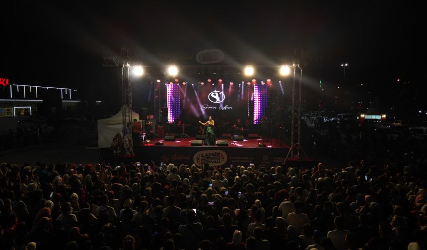 FESTİVALDE 4 GÜN BOYUNCA ŞÖLEN HAVASI YAŞANDI 

Festivalin ilk gününde Mehmet Akyıldız ve Filiz Yıldırım, ikinci gününde Orhan Saygın, Sinan Sami ve Batuhan Akyıldız, üçüncü gününde ise Erkan Yeşilyurt, Ahmet Taşkın, Yeşim Civelek ve Onay Şahin, final gününde ise, İsmail Türüt, Seren Uzun, Seyfettin Çakıral, Ali Fırtına ve Mihralim sahne alarak unutulmaz performanslarıyla coşkuyu zirveye taşıdılar.

