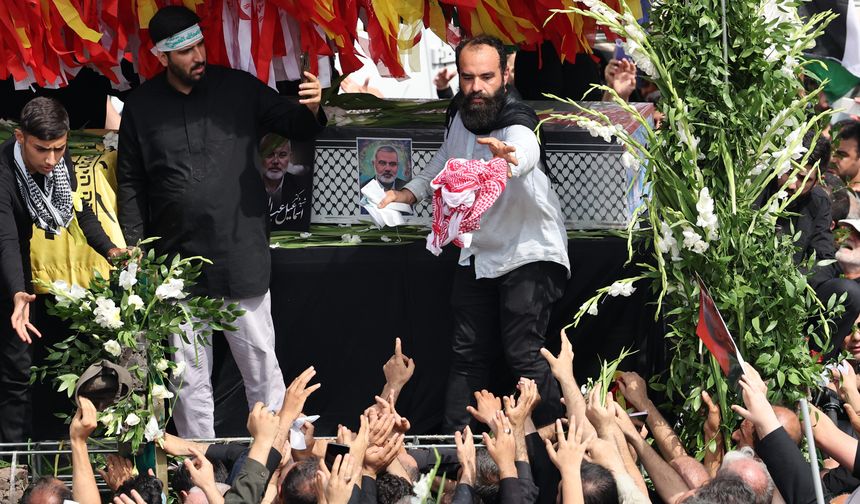 İran Cumhurbaşkanı Mesut Pezeşkiyan'ın yemin töreni için geldiği İran'da uğradığı suikast sonucu hayatını kaybeden Hamas Siyasi Büro Başkanı İsmail Haniye ve Haniye'nin koruması için başkent Tahran'da cenaze töreni düzenleniyor. 