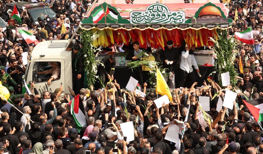 “Siyonist rejim ağır bedeller ödeyeceğini bilmeli”
İran Meclis Başkanı Muhammed Bakır Kalibaf cenaze töreni öncesi yaptığı konuşmada, “İsrail, direniş liderlerini hedef alarak stratejik bir hata yapıyor. Ancak bu, siyonist rejimin şehitlerimizin şehadetin, hareketimizi etkileyeceğini düşündüğü stratejik bir hatasıdır” dedi.