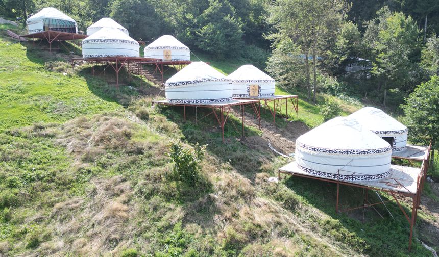  Kırgızistan'a geziye giden İlker Timur Demir, oradaki atmosferden çok etkilenerek hayalindeki projeyi memleketi Trabzon'da gerçekleştirmeye çalışıyor. Avrupa'da Macaristan'da, Türkiye'de ise Trabzon'da hayata geçecek olan proje, yemeğinden giysisine kadar Kırgızistan kültürünü yansıtacak.