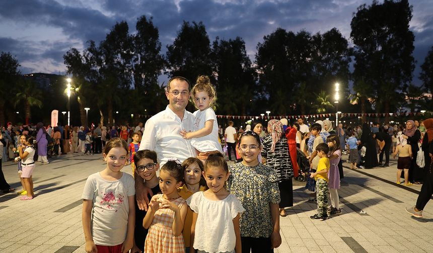 Onlarca Akçaabatlı çocuğun akın ettiği etkinlikte; komik sihirbazlık gösterileri, bilmecelerle balondan şekiller, köpük makinesi eğlence, voleybol, dönme dolap salıncak, yüz boyama, basketbol, şut yarışması, halk oyunları gösterileri, havuz, müzik ve eğlence aktiviteleri yapıldı. 
