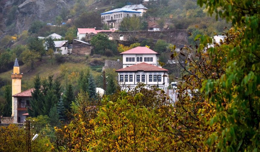 Gümüşhane'nin eski yerleşim yeri olan tarihi Süleymaniye Mahallesi, sonbahar renkleri ve yağmur sonrası oluşan sis tabakasıyla adeta bir doğa harikasına dönüştü. 