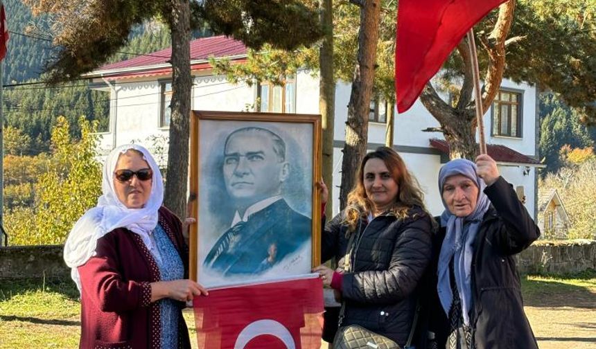 Artvin'de köy okulu kapanınca Cumhuriyet Bayramı'nı yaşlılar kutladı