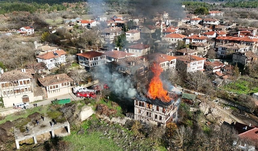 350 yıllık tarihi konak alev alev yandı