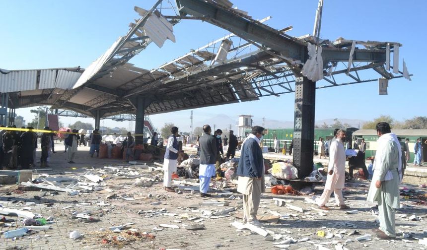 Pakistan'da tren istasyonunda bombalı saldırı: 24 ölü, 44 yaralı