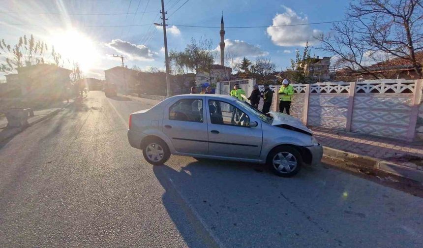 Ağaca çarpan otomobilin sürücüsü yaralandı