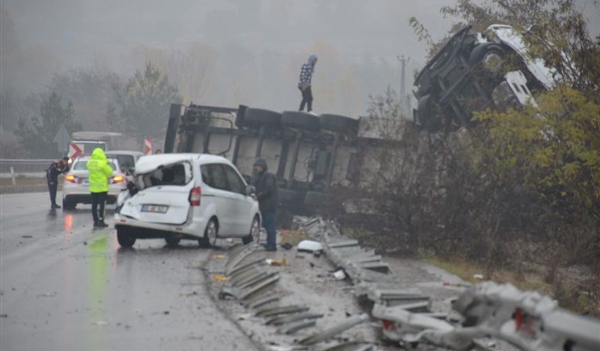 Amasya’da polis otosuna kaza yerinde tır çarptı