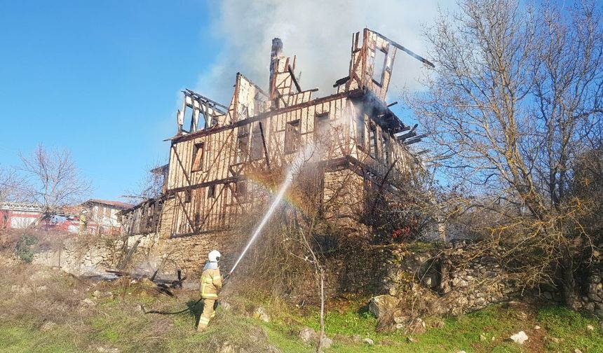 Alevlere teslim olan 350 yıllık konaktan geriye harabesi kaldı