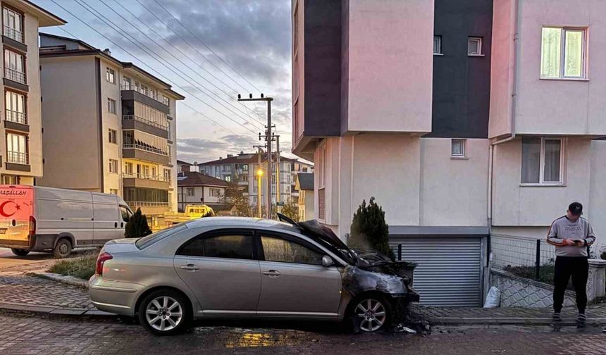 Park halindeki otomobilde yangın çıktı