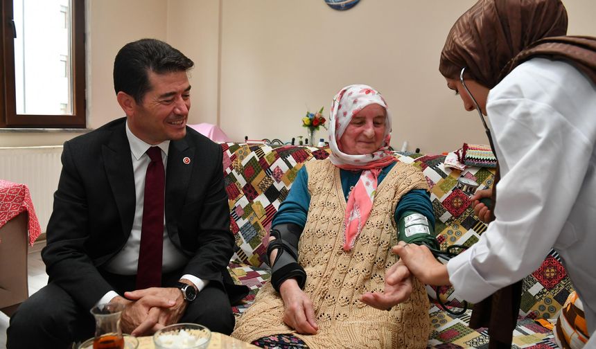 Ortahisar Belediyesi’nden hastaneye gidemeyen vatandaşlara evde sağlık hizmeti