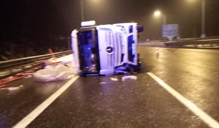 TEM’de devrilen tırın dorsesindeki malzemeler yola saçıldı