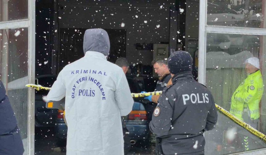 Oto tamir dükkanına park ettiği aracında ölü bulundu